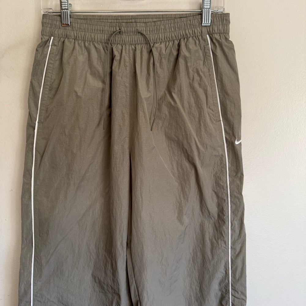 Nike Women’s Nike windrunner trackpant trousers in khaki taupe Size Small - Picture 5 of 15